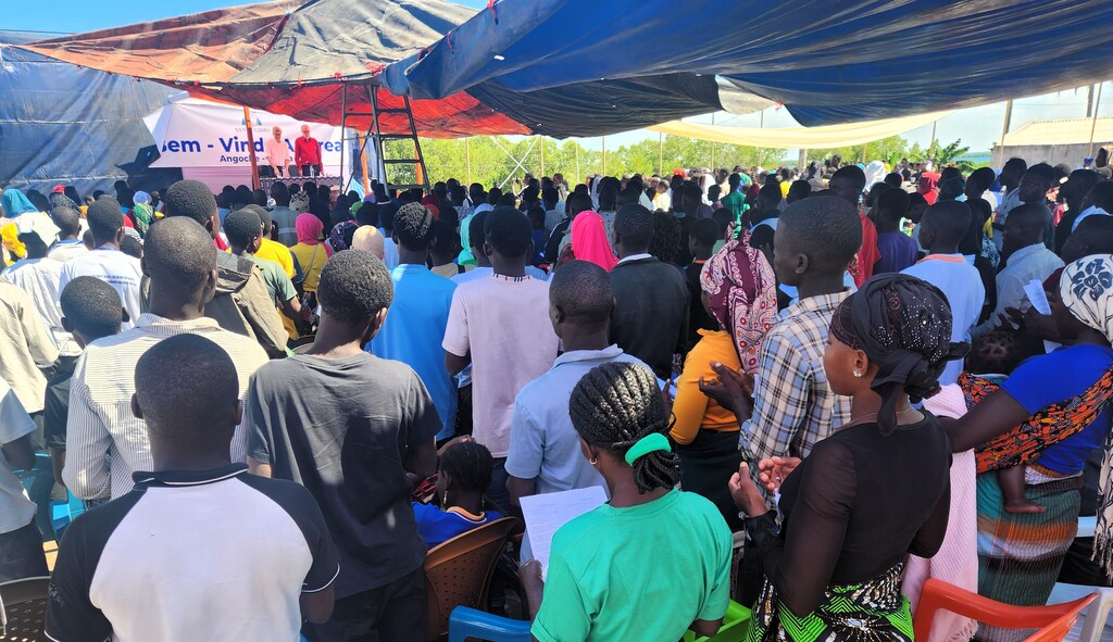 In Angoche, Mosambik, eine große Versammlung mit Andrea Riccardi und über tausend Personen aus den entlegenen Dörfern der Provinz Nampula. Auch eine Delegation von Aussätzigen aus Nacopa ist dabei - Video